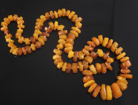 A single strand graduated jagged amber bead necklace, 68cm.